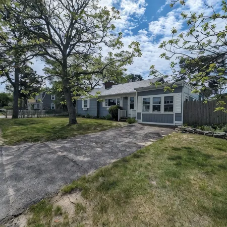 2 Bedroom, 2 Bath, 1100 sqft, sun porch, eat in kitchen, Washer/Dryer, Gas Grill