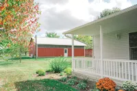 The Guest House at Elm Run Farms - Hot Tub