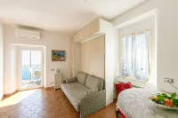 Up to 5 guest house above the Cliff House - Wifi