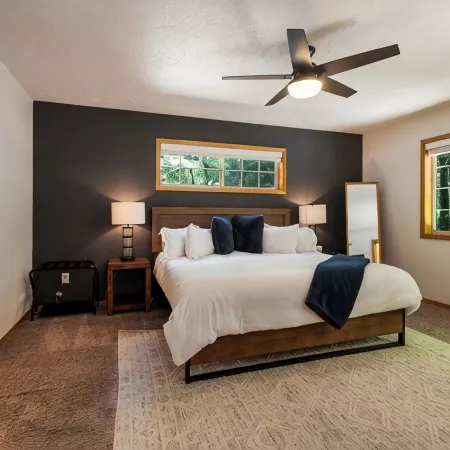 Cozy Cascade Cabin. Relaxing Hot Tub, Secluded, Spacious and Creek Nearby