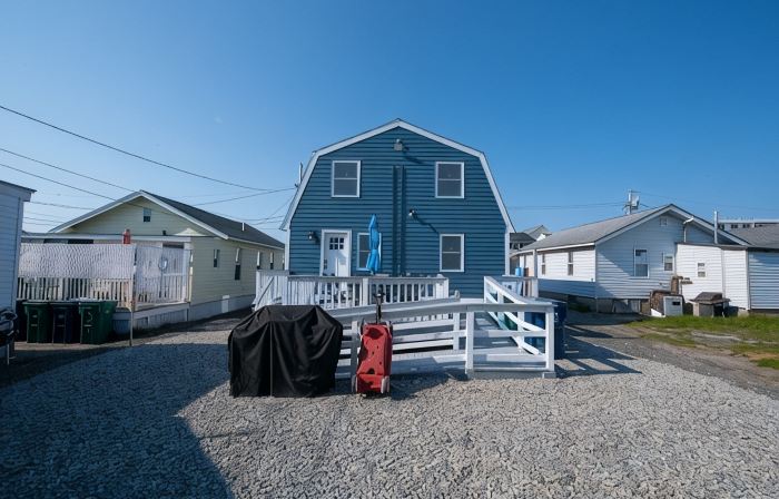 Premier, modern, fully renovated, Beach home...stroll to the beach in 3 minutes!