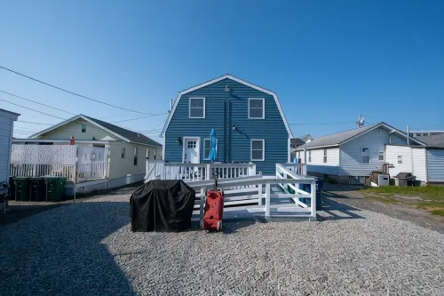 Premier, modern, fully renovated, Beach home...stroll to the beach in 3 minutes! - 3성급