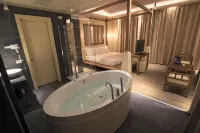 Emotional Grand Motel - Motels