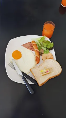 Bed and Butler Hostel Отели в г. Mae Tha