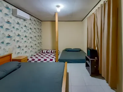 Homestay Nazriel Mitra RedDoorz Hotel dekat Puncak Guha Beach
