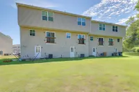 Sunlit Milford Townhome < 2 Mi to Riverwalk!