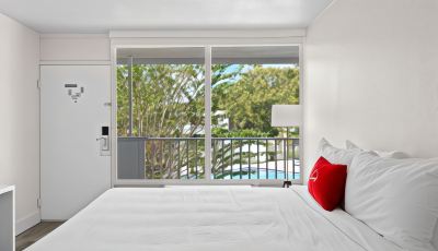 King Room with Pool View-Non-Smoking