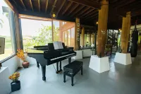 Luxury Thai Lanna house and Farm stay Chiangmai فنادق في سارافي
