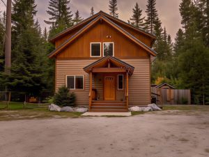 Paws In The Mountains 2 Bedroom Home by NW Comfy Cabins by RedAwning