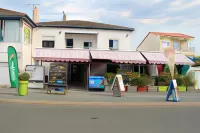 Au Petit Bonheur Hotels in La Tranche-sur-Mer