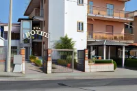 Hotel Ristorante l'Avvenire فنادق في Falerna