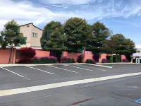 Pacific Inn - parking