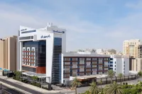Radisson Blu Hotel and Convention Centre, Riyadh Minhal Hotel dekat Vlore