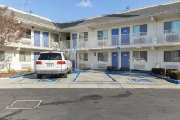 Motel 6 Hayward, CA- Silicon Valley Gateway - parking