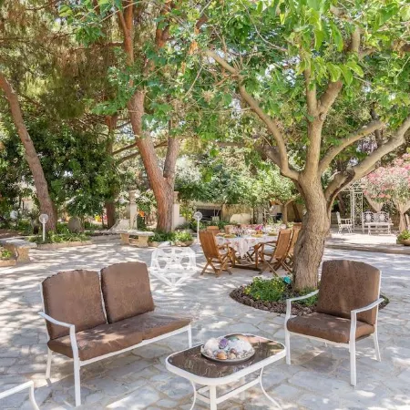 Villa for 12/14 people garden, pool, bbq, 100 meters from the sea, A / C, wi-fi