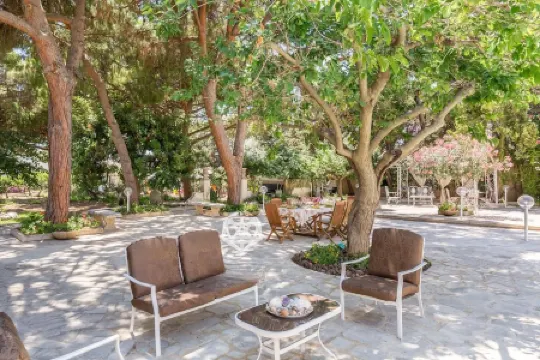 Villa for 12/14 people garden, pool, bbq, 100 meters from the sea, A / C, wi-fi