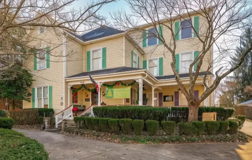 Montgomery Inn BnB Hotels in Versailles