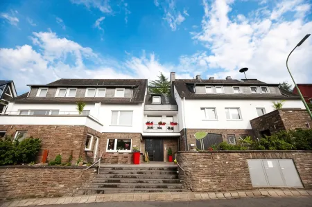 Hotel Vintage am Bundesbank-Bunker Отели в г. Клоттен