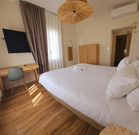 Adonis Sanary Grand Hôtel des Bains Отели рядом с достопримечательностью «Mas de Pierredon - Camping Sanary-sur-Mer - CAMPASUN»