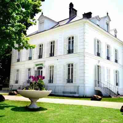 Logis Hostellerie le Châtel Hotel Exterior
