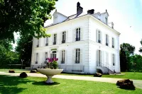 Logis - Hostellerie le Chatel Nangis فنادق في Saint-Ouen-en-Brie