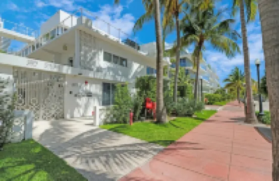 Roami at 250 Collins