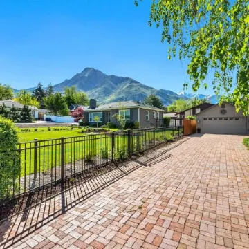 Cozy, Convenient Holladay Bungalow w/ Amenities
