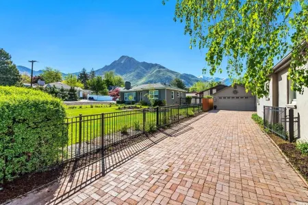 Cozy, Convenient Holladay Bungalow w/ Amenities Отели в г. Холладей