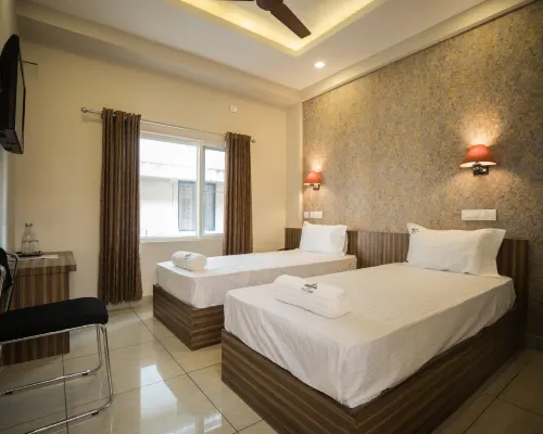 Oak Field Inn Hotels near Subhash Park