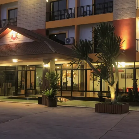 Tawan Anda Garden Hotel Отели рядом с достопримечательностью «Парк «Кхун Тхале»»