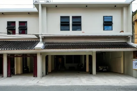 Sans Hotel Beskalan Malioboro Отели в г. Gondomanan