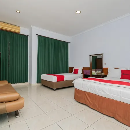 RedDoorz Near Bojonegoro Train Station