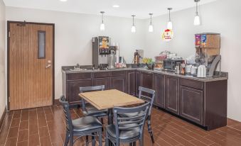 Super 8 by Wyndham Marshall