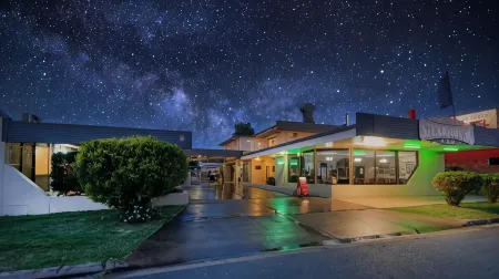 Biloela Centre Motel & Grevillea Steakhouse & Bar Отели в г. Билоила