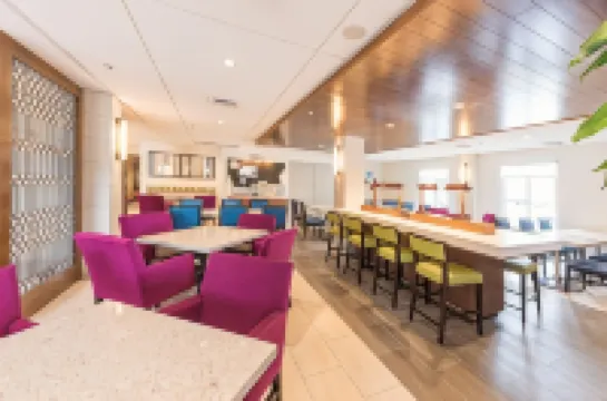 โรงแรม ฮอลิเดย์ อินน์ เอ็กซ์เพรส ชาร์ลสตัน บาย IHG