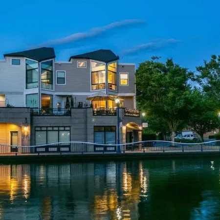 Gorgeous Lake Front Home, Central Location