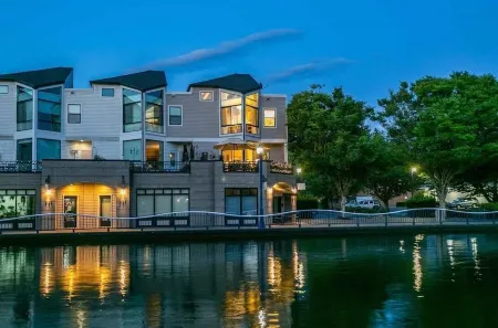 Gorgeous Lake Front Home, Central Location Отели в г. Чуалатин