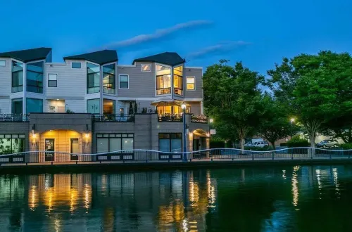 Gorgeous Lake Front Home, Central Location Hotels in Tualatin