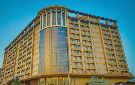 Weekend Address Suite Room Отели в г. Сурат