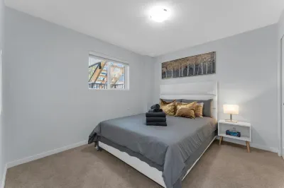 Brand New Ground Level Guest Suite, Close to Beach, US Boarder Hotels near Redwood Park