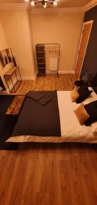 Luxury, Spacious 2 Bed Apartment with FREE AMPLE OFF ROAD PARKING!