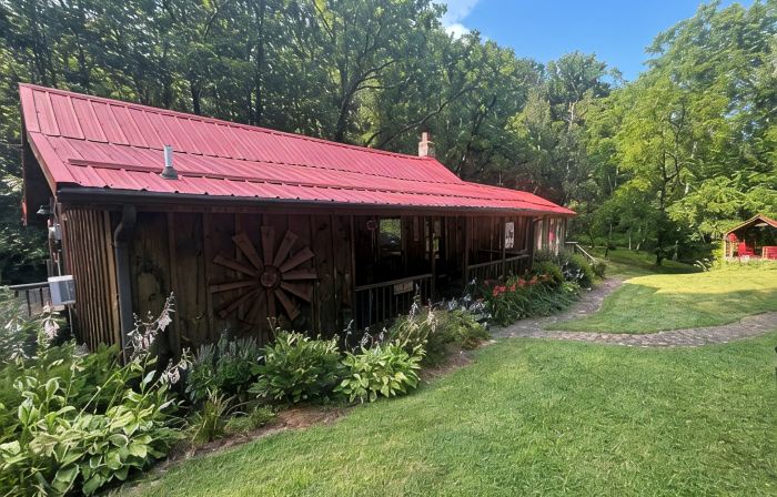 Baker's Cottage - Relax in this quiet mountain cottage by the creek.