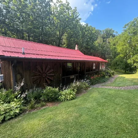 Baker's Cottage - Relax in this quiet mountain cottage by the creek.