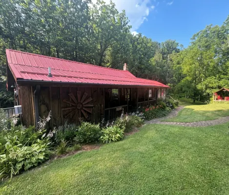 Baker's Cottage - Relax in this quiet mountain cottage by the creek. - Wifi