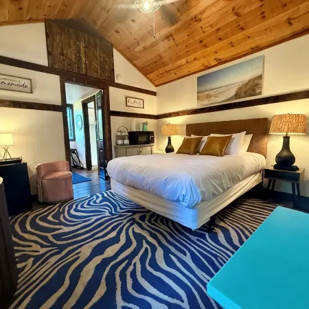 Happy Hideaway in our charming cabin in historic Eureka Springs with jacuzzi tub