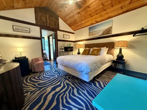 Happy Hideaway in our charming cabin in historic Eureka Springs with jacuzzi tub - Hytter
