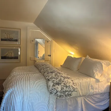 Romantic, Two Blocks to Main Street and Water. Queen bedroom and Two Bathrooms.
