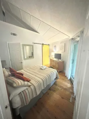 Relaxing 2 BR cottage, walking distance to beach