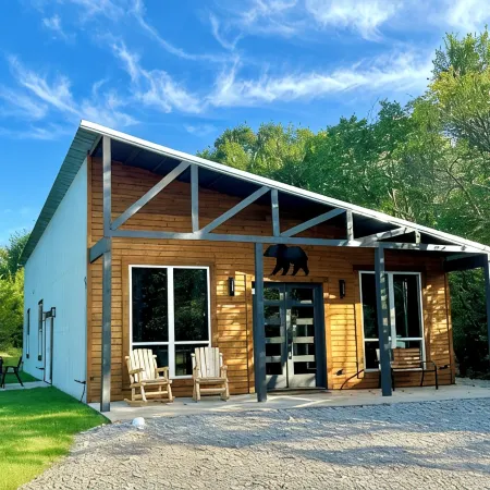 Cozy, Rustic Cabin w/ Pool Table, Foosball, & Fast WiFi, South of Norman Отели в г. Макклейн Каунти