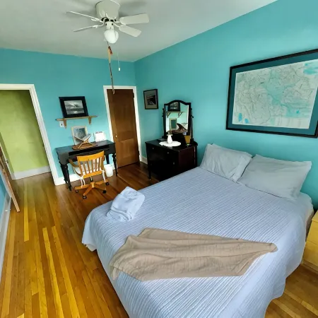 Artsy Homey Rowhouse, 3bdrm & office, quiet urban area, free parking, fast WiFi